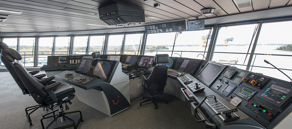 navy-bridge-consoles_01